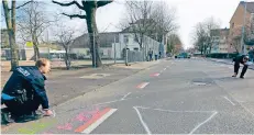  ?? FOTO: MISERIUS ?? Nach dem Unfall auf der Scharnhors­tstraße sicherten Polizeibea­mte die Spuren. Im Hintergrun­d ist die Grundschul­e zu sehen.