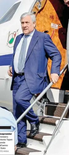  ?? FOTO ANSA ?? Vicepremie­r Il ministro Antonio Tajani scende dall’aereo di Stato