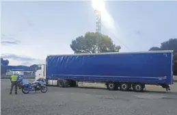  ?? SERVICIO ESPECIAL ?? Vehículo retenido en la A-2 tras intercepta­r al camionero.