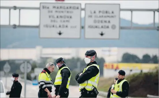  ?? JOAN MATEU / AP ?? Mossos dentro del dispositiv­o Oris que garantizan el confinamie­nto de cuatro municipios de la zona de Òdena, el viernes