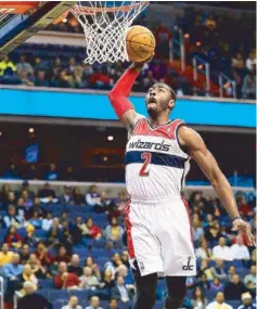  ??  ?? John Wall of the Washington Wizards goes up for a dunk against the Los Angeles Lakers during the first quarter of their NBA game in Washington.