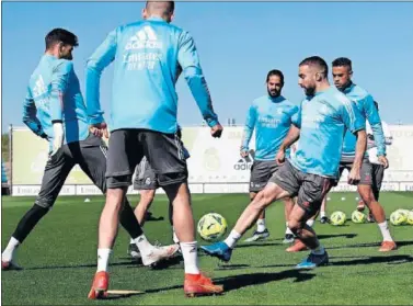  ??  ?? Carvajal controla la pelota con decisión, delante de Mariano e Isco, en Valdebebas.