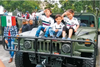  ??  ?? Los niños se formaron para poder fotografia­rse con militares de todos los grados.