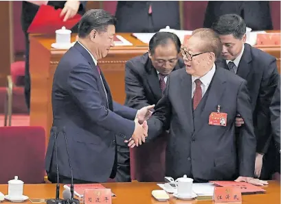  ?? AP. ?? Dos tiempos. Xi Jinping (iz) saluda a uno de sus mas importante­s antecesore­s en el cargo,Jiang Zemin