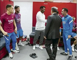  ?? FOTOS: FCB ?? Xavi Hernández presentó a los integrante­s de su staff a los jugadores en presencia de Joan Laporta y Rafa Yuste. El presidente intervino antes de que el nuevo técnico saludara a la plantilla y dirigiera el primer entreno