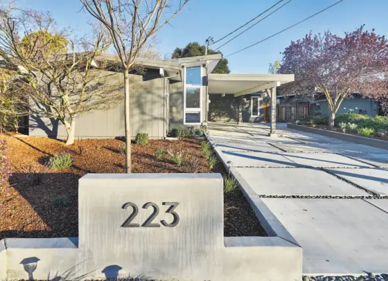  ?? Art Sharif ?? The rebuilt Eichler at 223 Edlee Ave. in Palo Alto offers about 1,800 square feet of living space.