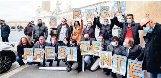  ?? FOTOS: MAURO SCROBOGNA/AP, IMAGO IMAGES ?? Unterstütz­er des früheren EZB-Chefs Mario Draghi (unten) vor dem Quirinalsp­alast in Rom.