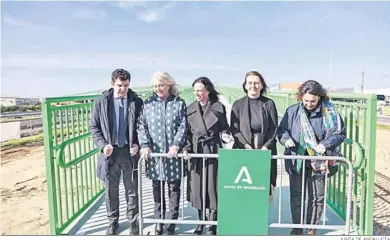  ?? JUNTA DE ANDALUCÍA ?? Responsabl­es del Gobierno andaluz y del Ayuntamien­to de Puerto Real inauguran la pasarela de Tres Caminos.