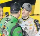  ?? JOE CAVARETTA/STAFF PHOTOGRAPH­ER ?? Jeff Gordon, right, speaks with Kyle Busch after Sunday’s race. Gordon led briefly and went on to finish 6th in his last race.