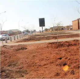  ??  ?? Upgrading the sidewalks in Mohlakeng.