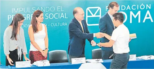  ??  ?? Apoyo. El empresario Ricardo Poma, presidente de la Fundación Poma, durante la entrega de becas a estudiante­s de escasos recursos.