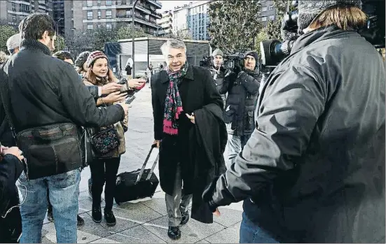  ?? JDIGES / EFE ?? El abogado de tres de los jóvenes acusados accede al Tribunal Superior de Justicia de Navarra, donde ayer se celebró la segunda sesión del juicio