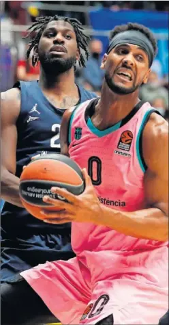  ??  ?? El azulgrana Brandon Davies, defendido por Poythress, del Zenit.