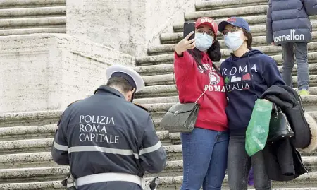  ??  ?? Vigilanza
Due turisti si scattano un selfie sulla scalinata di piazza di Spagna