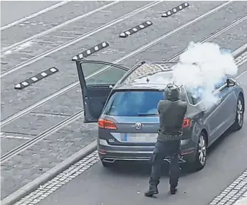  ?? FOTO: AFP ?? Anschlag in Halle: Der mutmaßlich­e Täter (Bild) hat zwei Menschen erschossen und zwei verletzt.