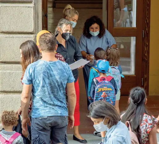  ??  ?? Ingresso I bambini all’entrata della scuola per l’infanzia Francesco Ferrucci a Firenze (Cambi/Sestini)