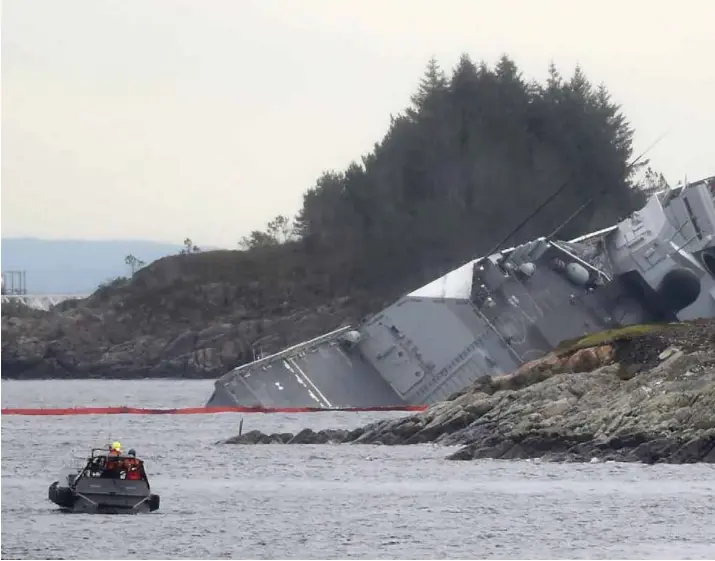  ?? MARIT HOMMEDAL, NTB SCANPIX ?? Fregatten KNM Helge Ingstad står i fare for synke etter en kollisjon med en tankbåt ved Sturetermi­nalen i Øygarden.