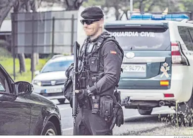  ?? JULIO GONZÁLEZ ?? Agentes del GRS de la Guardia Civil, en un control reciente en Barbate.