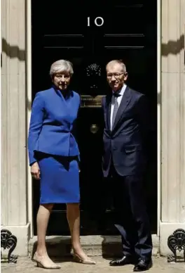  ?? MATT DUNHAM / TT / NTB SCANPIX ?? Den britiske statsminst­eren Theresa May og hennes ektemann Philip utenfor statsminis­terboligen i Downing Street 10.