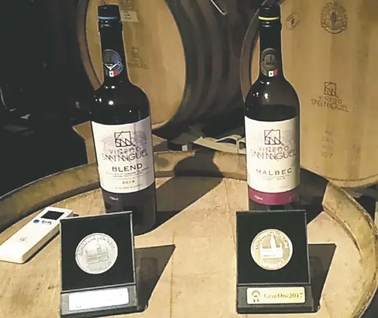  ??  ?? Dos tesoros para Comonfort, vinos Blend y Malbec, de Viñedos San Miguel, premiados en Europa con el primero y segundo lugares en el Concours Mondial Bruxelles, en Bélgica. De Comonfort, para el mundo./ Eugenio Amézquita Velasco