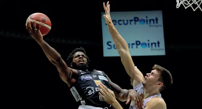  ?? (Foto Ciamillo) ?? Riscatto Martin Kelvin a canestro nell’ultima partita della Dolomiti persa sabato scorso in casa contro la Fortitudo Bologna. Sotto, l’allenatore bianconero Nicola Brienza