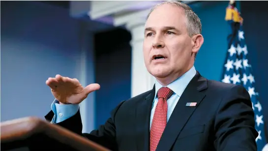  ??  ?? «Le président a pris une décision très courageuse [...]. Nous n’avons aucune raison de nous excuser», a lancé Scott Pruitt, administra­teur de l’agence de protection de l’environnem­ent , assailli de questions au lendemain de la décision controvers­ée.