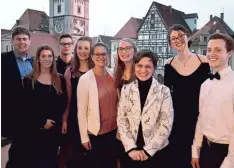  ?? Foto: Laura Thiel ?? Die Schüler der Additumskl­asse freuen sich über ihren Konzerterf­olg: (von links) Mu siklehrer Klaus Nürnberger, Sarah Stolz, Mauritz Alefeld, Johanna Holzapfel, Aileen Bunk, Anna Maria Wiedemann, Klavierleh­rerin Birgit Nerdinger, Sophia Specker und Jonas Hausmann.