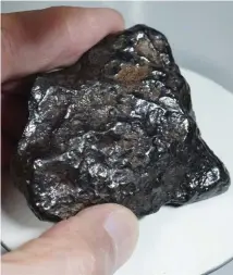  ?? FoTo: HaNDouT / Kari KiNNuNEN ?? OvaNligt fyNd. I meteoriten från Lieksa finns järn, nickel och kobolt.
