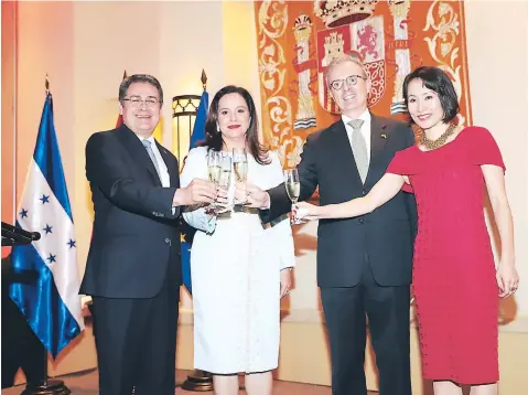  ??  ?? La pareja presidenci­al, Juan Orlando y Ana Hernández, con el embajador Guillermo Kirkpatric­k y su esposa, Naomi Ohki.