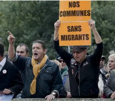  ??  ?? Manifestat­ion du Front national à La Tourd’Aigues (Luberon), le 23 octobre 2016, contre l’arrivée d’un groupe de migrants au village voisin de Grambois.