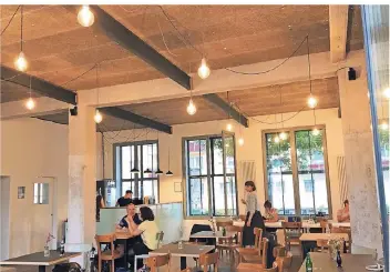  ?? ARCHIV: BLOSSEY ?? Das Cafe Lentz bei seiner Eröffnung vor knapp zwei Jahren. Hinter dem Kultur-Café in der Alten Samtwebere­i steht der Verein „Kette und Schuss“.