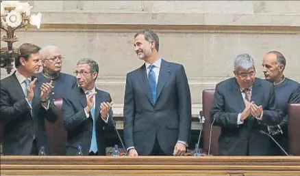  ?? LAVANDEIRA JR / EFE ?? El Rey, ayer, tras pronunciar su discurso ante los parlamenta­rios de la Asamblea portuguesa