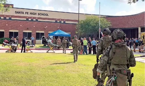  ?? EFE ?? Militares llegan al campus de Santa Fe High School tras el tiroteo de ayer en Texas.