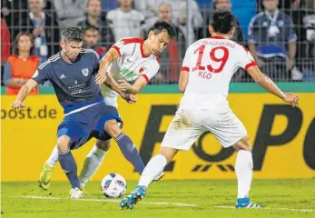  ?? FOTO: IMAGO IMAGES ?? Noch sehr weit weg: Bereits 2016 durfte der FV Ravensburg im DFB-Pokal ran. Die Kicker um Jascha Fiesel, hier im Duell mit Dong-Won Ji, verloren damals gegen den FC Augsburg allerdings mit 0:2.