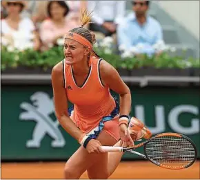  ??  ?? A l’image de Lucas Pouille et Kristina Mladenovic, éliminés avant même la deuxième semaine, les Français ont été très décevants à Roland-Garros.