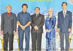  ??  ?? Musa and Mahada togethe�� with Sandakan Tokoh Gu��u ��ecipients�� Alias Da��man bin H�� Hamzah (��ight) and Kho�� Meng Keow (second ��ight) at the Teache��s Da�� celeb��ation held at SMK Me��pati school hall ��este��da��.