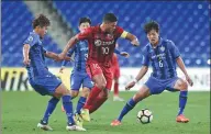  ?? PROVIDED TO CHINA DAILY ?? Hulk eludes a trio of Ulsan FC defenders during Shanghai SIPG’s 1-0 AFC Champions League win at Ulsan, South Korea, on Tuesday.