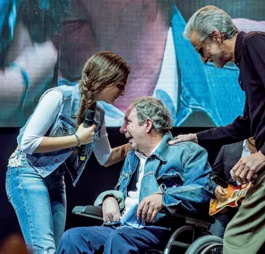  ??  ?? Francesco Nuti con la figlia Ginevra e il fratello Giovanni in occasione della serata benefica al Mandela Forum del 2011 con Carlo Conti, Leonardo Pieraccion­i, Giorgio Panariello e Marco Masini (foto: Folgoso/Sestini)