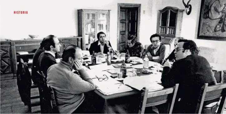  ??  ?? Reunión de los padres de la Constituci­ón en el Parador de Gredos, Ávila, en febrero de 1978.