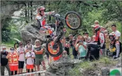  ??  ?? Toni Bou se enfrenta a un obstáculo durante la prueba de Tolmezzo.