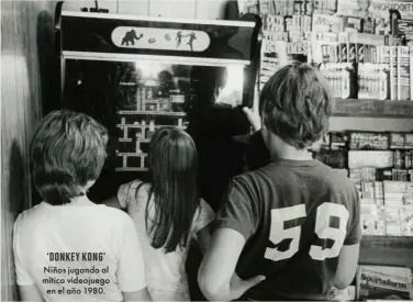  ?? Por C A RME N P A C H E C O ?? ‘DONKEY KONG’ Niños jugando al mítico videojuego en el año 1980.