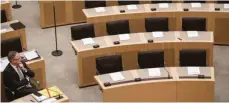  ?? FOTO: MARIJAN MURAT ?? Landtagssi­tzung ohne die Grünen: Weil ein Abgeordnet­er Kontakt zu einer nachweisli­ch infizierte­n Person hatte, blieben er und alle Fraktionsk­ollegen dem Plenarsaal fern.