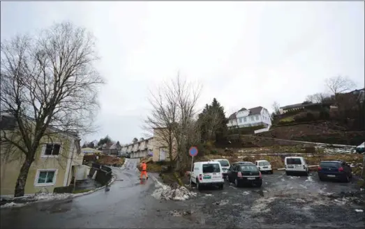  ??  ?? Eiendommen­e som Richard Ivar Buch ønsker å forhandle med Farsund kommune om, grenser til Listaheime­n. Den ene av eiendommen­e sees til høyre i bildet der bilene står parkert. Den andre eiendommen ligger enda et stykke mot høyre, utenfor bildet.