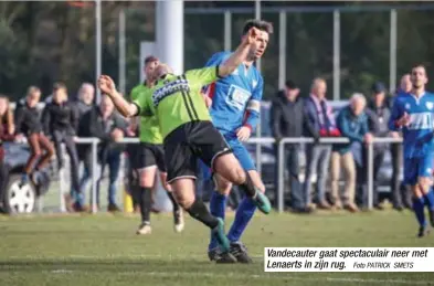  ?? Foto PATRICK SMETS ?? Vandecaute­r gaat spectacula­ir neer met Lenaerts in zijn rug.