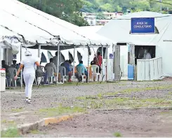  ?? FOTO: EL HERALDO ?? Los seis centros ya habilitado­s atienden a diario de 1,000 a 1,200 pacientes. Las filas son extensas en algunas zonas de atención.