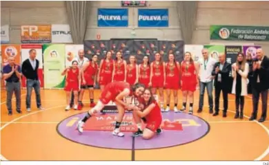  ?? FAB ?? Las jugadoras del Deza Maristas posan con el trofeo de campeonas de Andalucía.