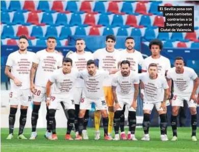  ?? AFP7 / EUROPA PRESS ?? El Sevilla posa con unas camisetas contrarias a la Superliga en el Ciutat de Valencia.