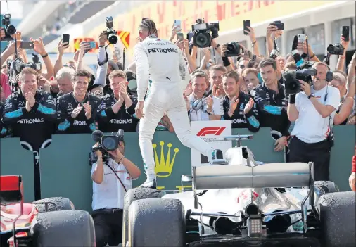  ??  ?? ALEGRÍA. Lewis Hamilton venció en Alemania y Hungría, las dos últimas carreras, y afronta las vacaciones con una ventaja importante.