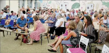  ?? - Crédits : CMA ?? Foule dans la cour de l’école