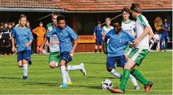  ?? Foto: Thorsten Jordan ?? Ein tolles Erlebnis war es für die Spieler der JFG Lechrain (weiße Trikots), gegen Tottenham zu spielen.